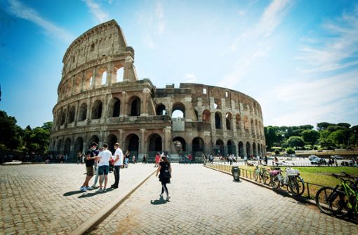 Um das Wahrzeichen herum ist es noch relativ sauber: Seit rund 2000 Jahren steht das Kolosseum in Rom. Foto: imago/Andrea Ronchini