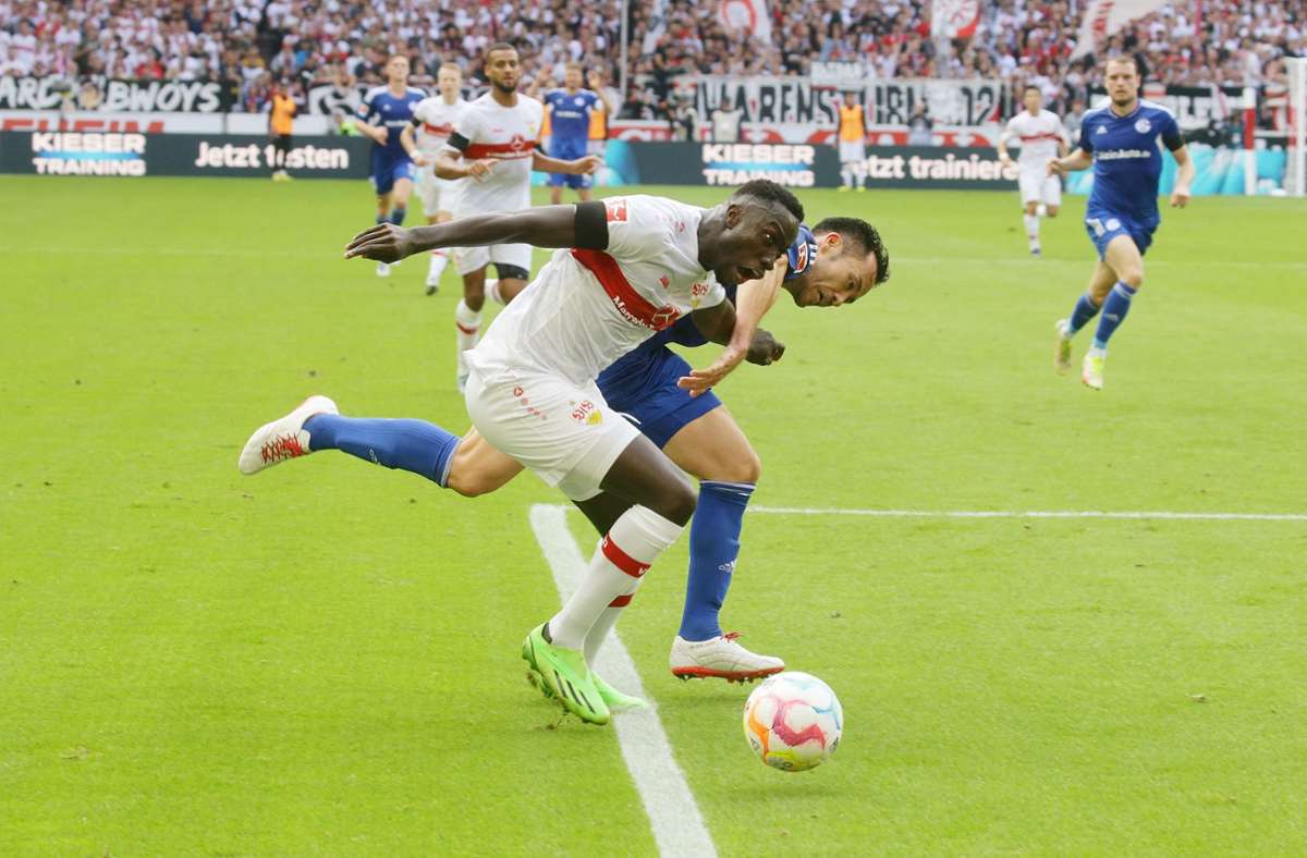 Kopf-an-Kopf-Rennen: Silas Katompa (links) vom VfB Stuttgart und der Schalker Maya Yoshida kämpfen um den Ball.