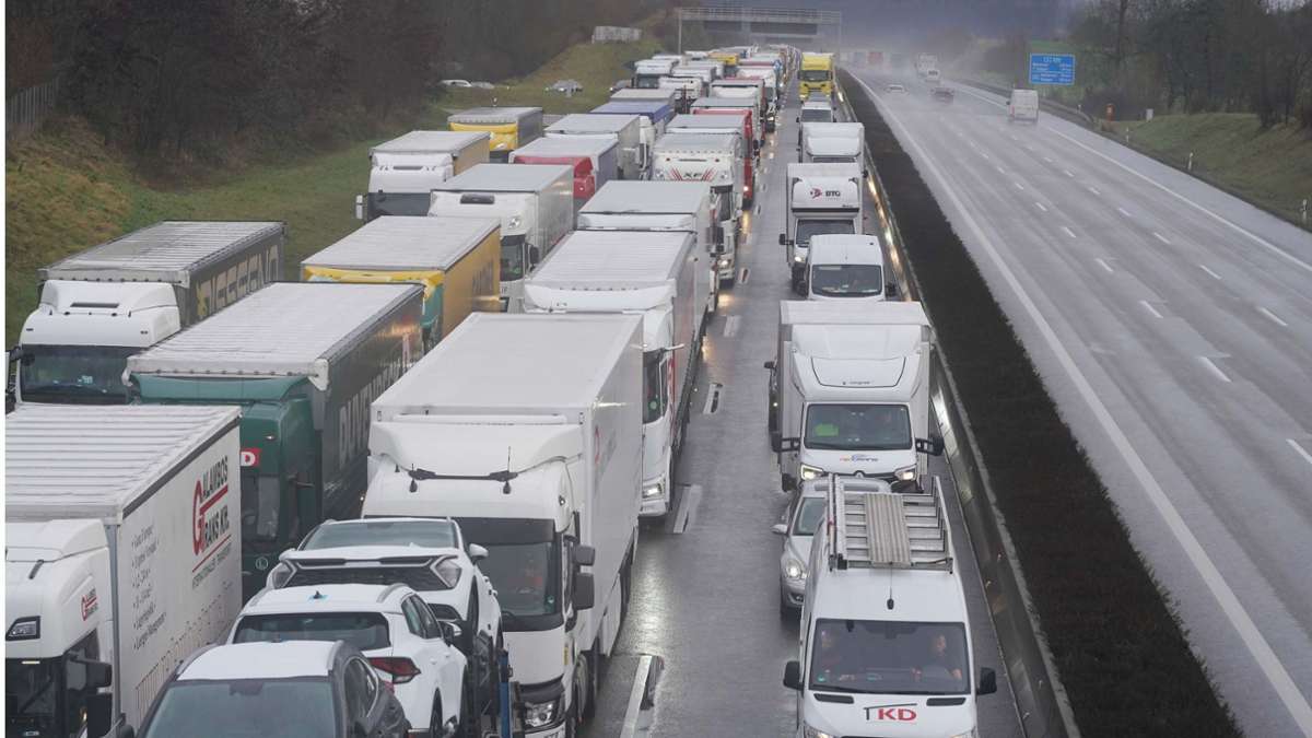 A8 bei Heimsheim: Tiertransporter kippt um – Autobahn noch immer komplett gesperrt