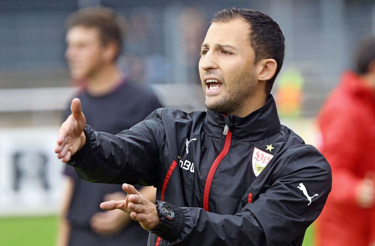 Domenico Tedesco hat seine ersten Trainerschritte ab 2008 beim VfB Stuttgart unternommen. Zunächst in der U 13, als er der Assistent des späteren Cheftrainers Thomas Schneider war.