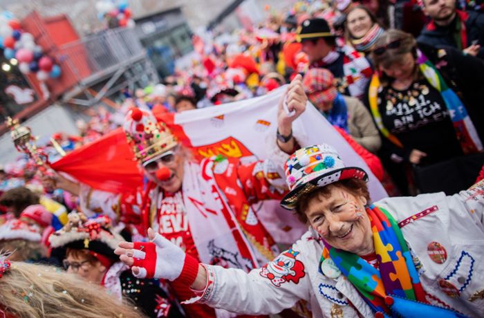 Köln: Geimpfte und genesene Jecken läuten Karnevalssession ein