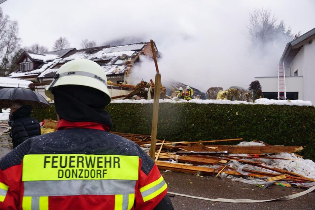 In Donzdorf, Landkreis Göppingen, ist ein Reihenhaus explodiert. Großeinsatz der Rettungskräfte.