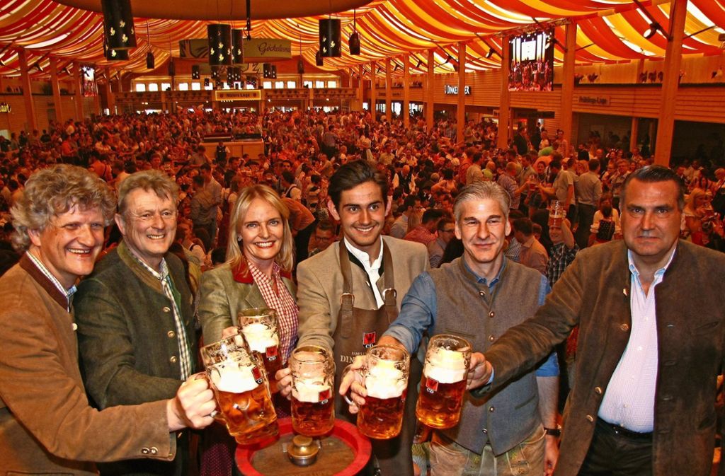 Ralph Barnstein und  Bernhard Schwarz als Vertreter der Brauerei, Daniela und Karl Maier sowie Lennard und Christian Dinkelacker im Göckelesmaier-Zelt.