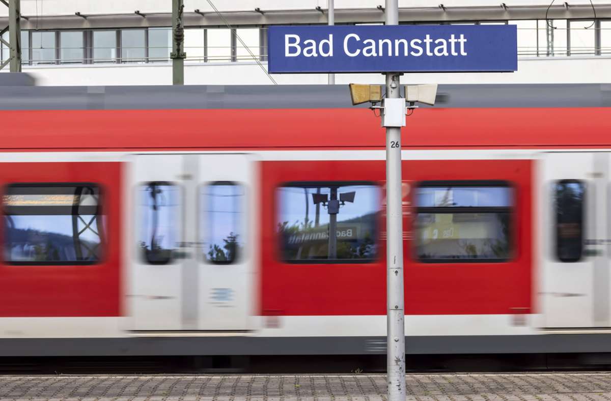 Attacke am Bahnhof Bad Cannstatt: Alkoholisierter Mann schlägt Reisendem ins Gesicht
