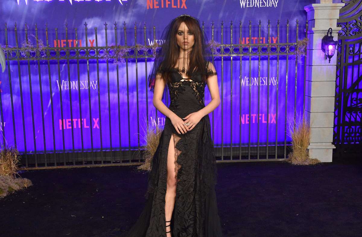 In der Coming-of-Age-Serie ist die bleich-morbide Pigtail-Zynikerin Wednesday Addams, gespielt von Jenna Ortega, die Hauptfigur.