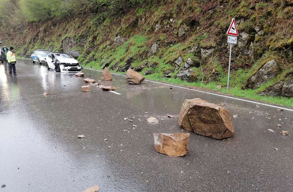 Zwei Autos wurden bei dem Felssturz beschädigt, eine 27-Jährige leicht verletzt.