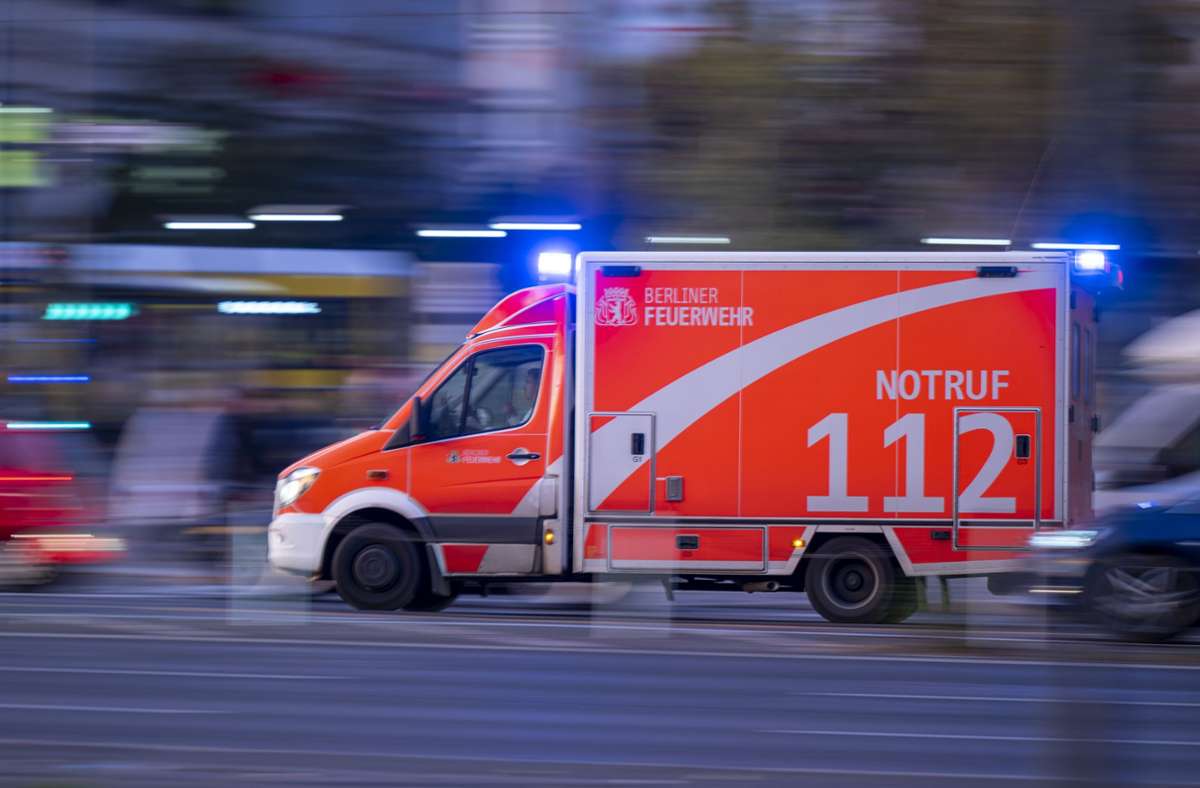 Unfall in Nürtingen: Kind rennt gegen fahrendes Auto – schwer verletzt