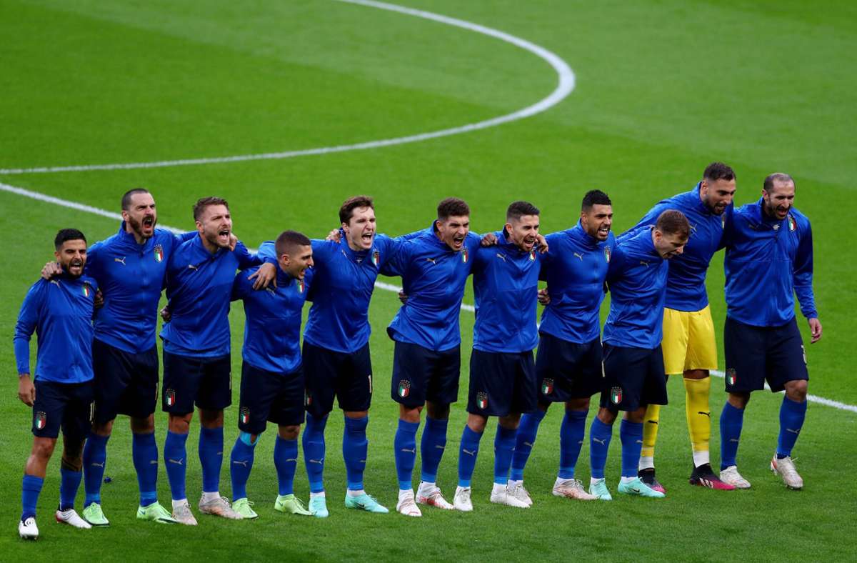 Die Italiener bei der Hymne vor dem Halbfinale. Foto: imago images/Shutterstock/Kieran McManus/BPI