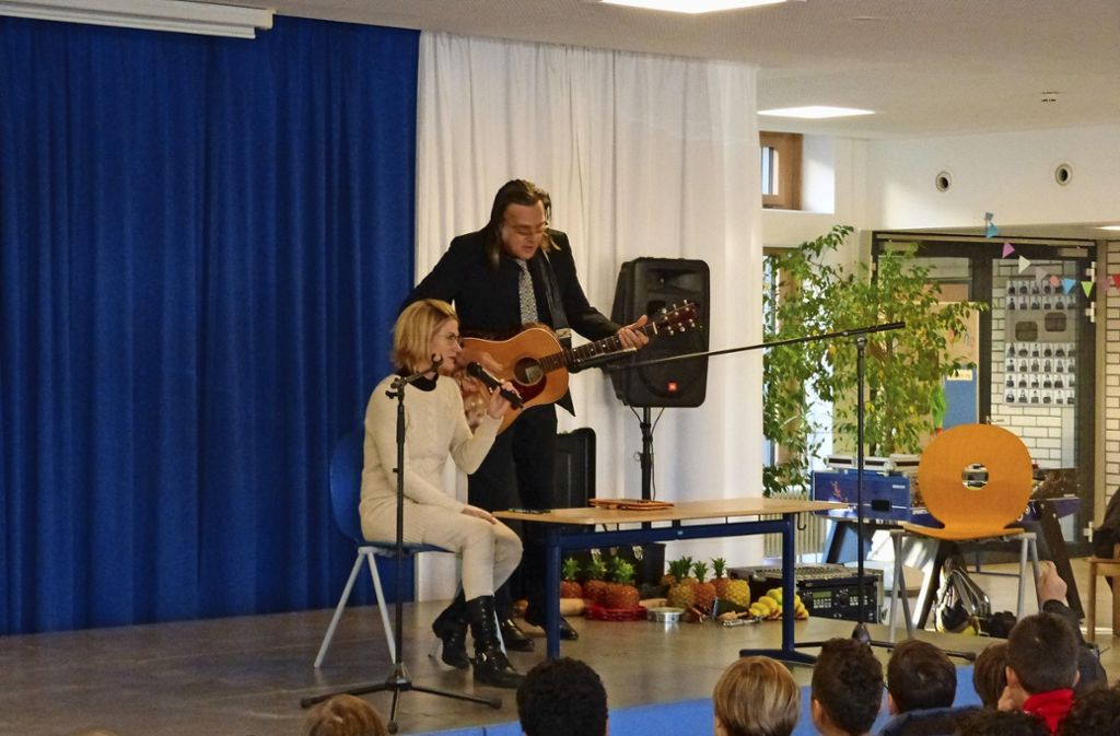 Die Schauspieler Astrid Fünderich und Michael Gaedt am Vorlesetag wieder aktiv: Soko-Show in der Carl-Benz-Schule