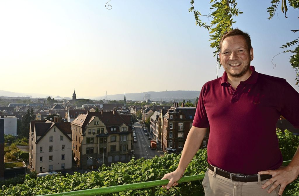 Bad CannstattBernd Kux schätzt an der Terrasse des Altenburgheims das weitläufige Panorama: Der Blick schweift bis zum Fernsehturm
