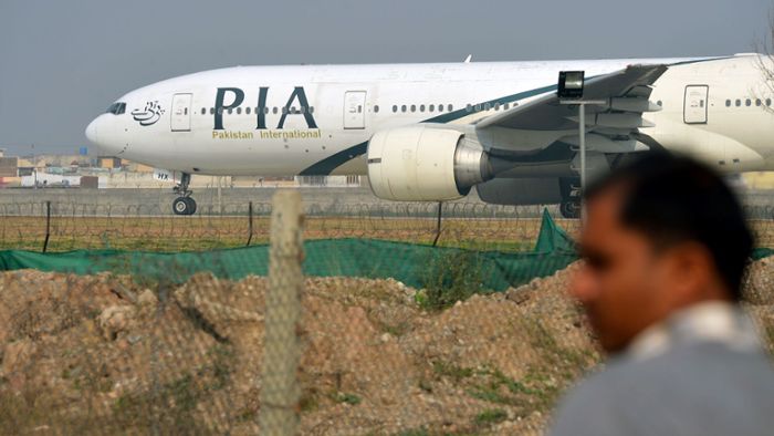 Passagierflugzeug stürzt  in Wohngebiet – Mehr als 100 Menschen an Bord
