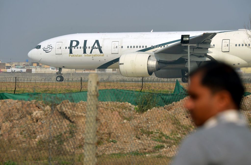 Unglück in Pakistan: Passagierflugzeug stürzt  in Wohngebiet – Mehr als 100 Menschen an Bord