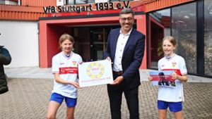 Zwei Mädchen übergeben Petition an VfB-Präsident Claus Vogt
