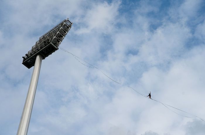 Max-Morlock-Stadion in Nürnberg: Extremsportler durchqueren Stadion auf Slackline in 60 Metern Höhe