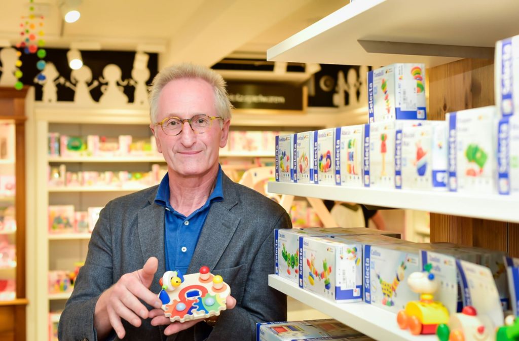 Spielwaren Kurtz in Stuttgart bekommt den Wandel im Einkaufsverhalten zu spüren und bietet Kinderkleidung: Speilwaren Kurtz geht nach der Mode