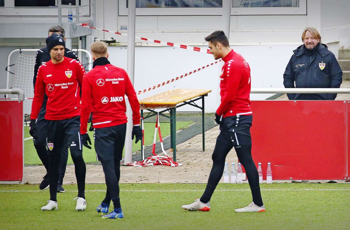 Mit Argusaugen: Der Sportdirektor Sven Mislintat (rechts) beobachtet genau, was sich auf dem Trainingsplatz des VfB Stuttgart tut.