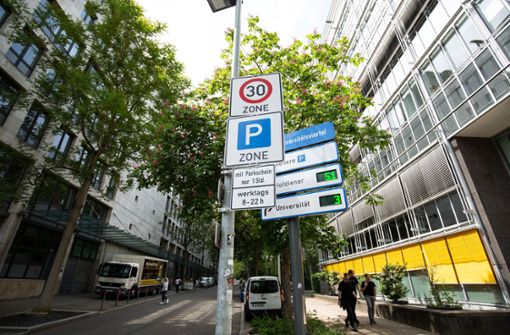 Parken in der Landeshauptstadt ist teuer – künftig auch für Besitzer von E-Autos Plug-in-Hybriden. Foto: Lichtgut/Leif Piechowski