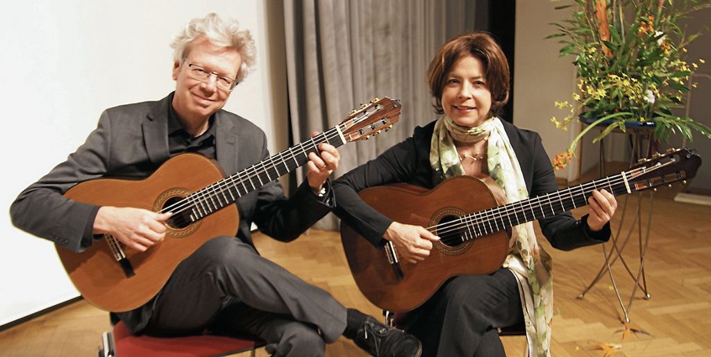 BAD CANNSTATT          :  Amadeus Guitar Duo verzaubert im Großen Kursaal bei Cultur in Cannstatt und dem Bürgerverein: Meisterhafte Gitarrenklänge