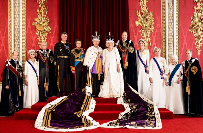 Offizielle Krönungsfotos veröffentlicht: Endlich sieht man Prinzessin Kates Kleid komplett