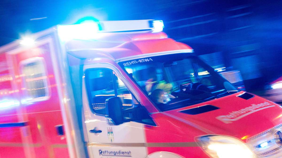 Unfall in Ostfildern: 42-Jährige kollidiert mit zwei Fahrzeugen – Verletzte