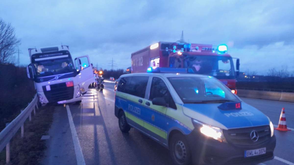 Der Gefahrgut-Lkw war auf der A81 bei Ludwigsburg gegen eine Leitplanke gekracht.