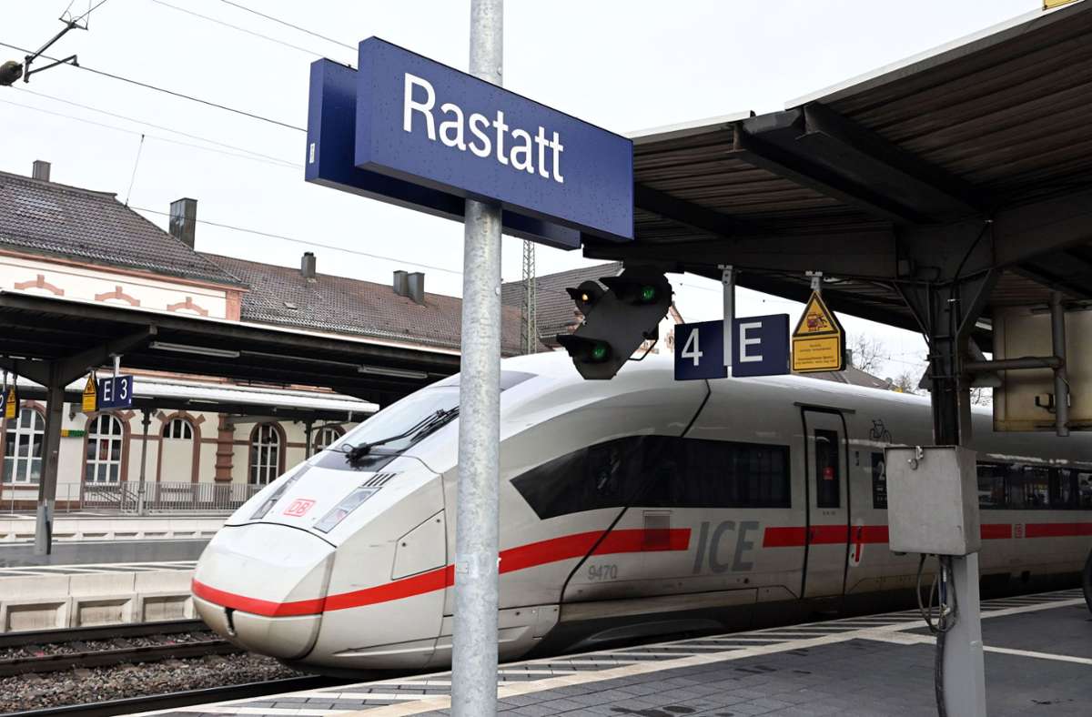 Am Bahnhof Rastatt kam es zu einer brutalen Prügelattacke unter Mädchen – Videos davon kursierten im Netz. (Archivbild) Foto: dpa/Uli Deck