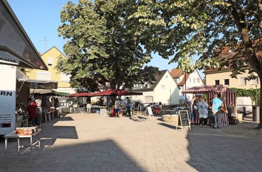 Der Wochenmarkt in Hofen.  Stände von Vereinen sind nur am Platzrand erlaubt. Foto: Archiv