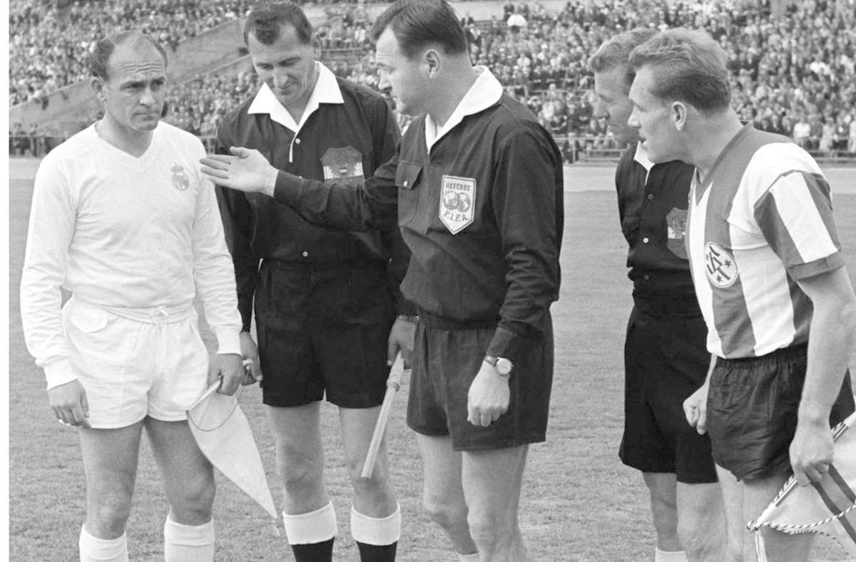 Begegnung mit einer Fußballlegende: Ludwig Hinterstocker (rechts) trifft Alfredo di Stefano.