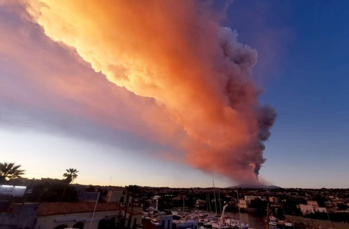 Vulkanausbruch auf Sizilien: Explosionen, Feuer, Asche  – Ätna sorgt für großes Schauspiel