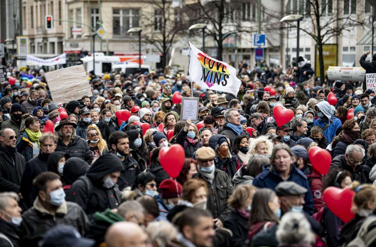 In mehreren deutschen Städten: Tausende Teilnehmer bei Demonstrationen gegen Corona-Maßnahmen