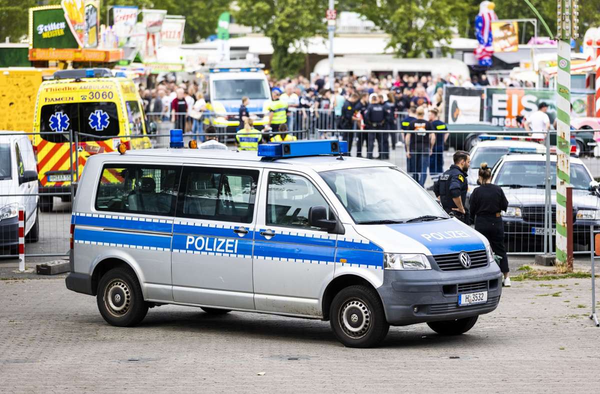 Hannover: Auto erfasst bei Show  Menschengruppe –  fünf Verletzte