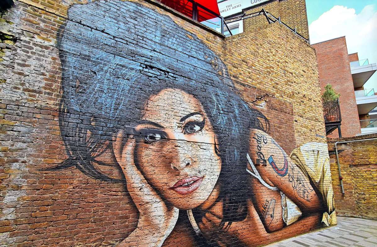 An der Wand ihres Lieblingspubs „The Hawley Arms“ in Camden prangt ein großes Graffiti von Amy Winehouse.