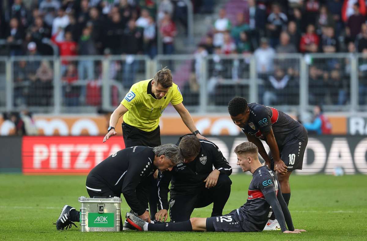 Chris Führich wird in Augsburg am Knöchel behandelt – jetzt ist klar, dass er gegen Bielefeld ausfällt. Foto: imago//Klaus Rainer Krieger