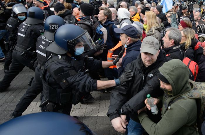 Kassel: Gewalt bei Demo gegen Corona-Maßnahmen