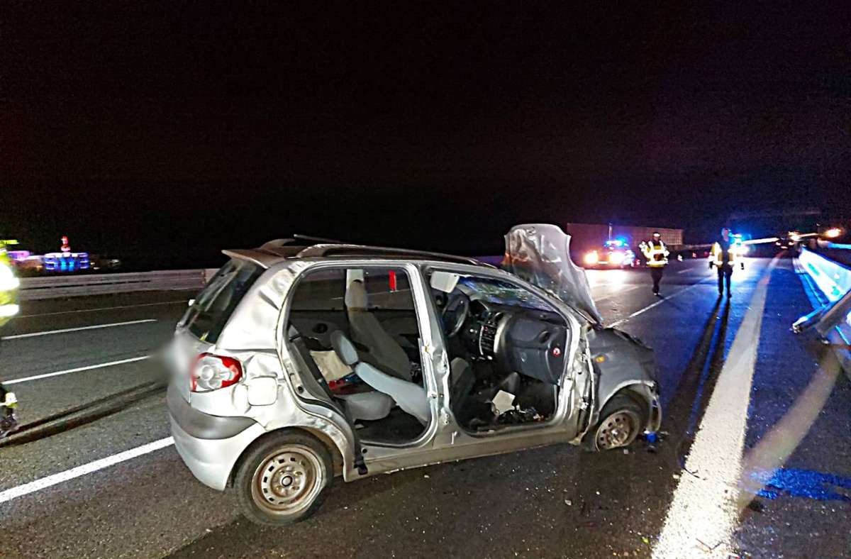 Die Fahrerin musste von den Rettungskräften aus ihrem Auto befreit werden.