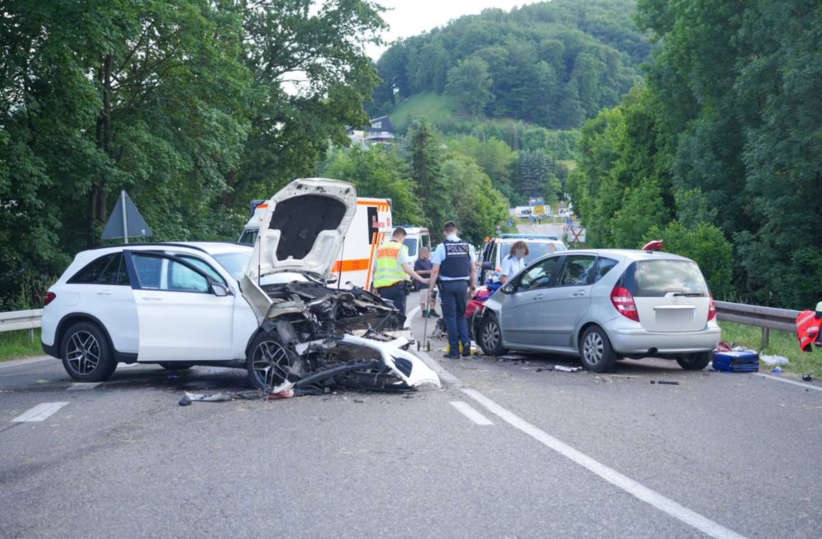 Anschlussstelle bei Mühlhausen: Schwerer Unfall fordert fünf Verletzte