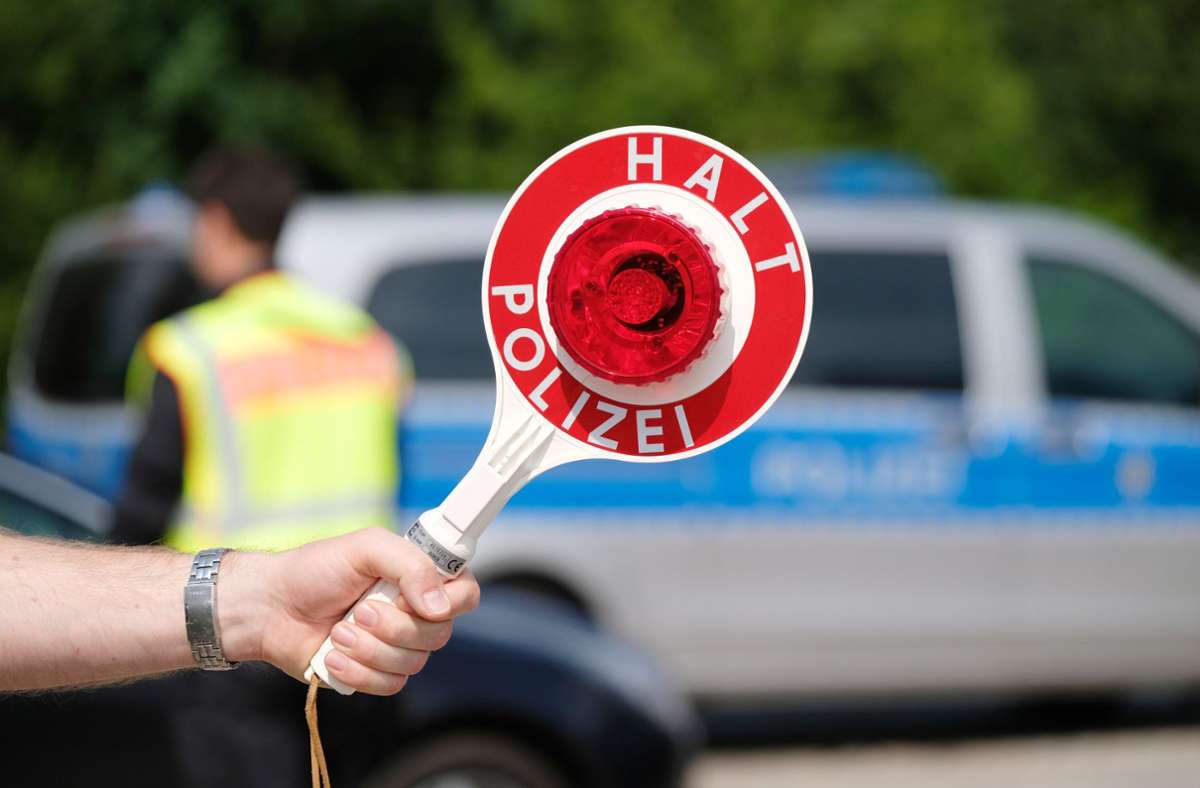 Verkehr in Stuttgart: Polizei kontrolliert Handy- und Rotlichtsünder – 86 Verstöße in zwei Stunden