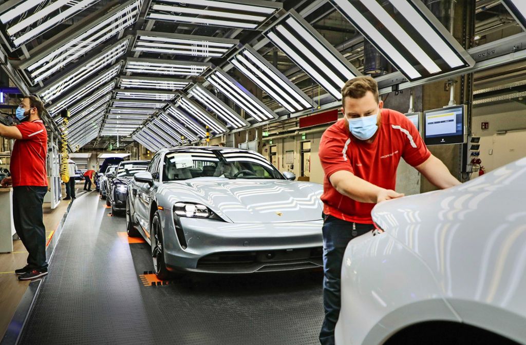 Porsche-Produktionschef Albrecht Reimold steht vor Herausforderungen, wenn der Autobauer ab Montag wieder produziert. Foto: Lichtgut/Jan Reich