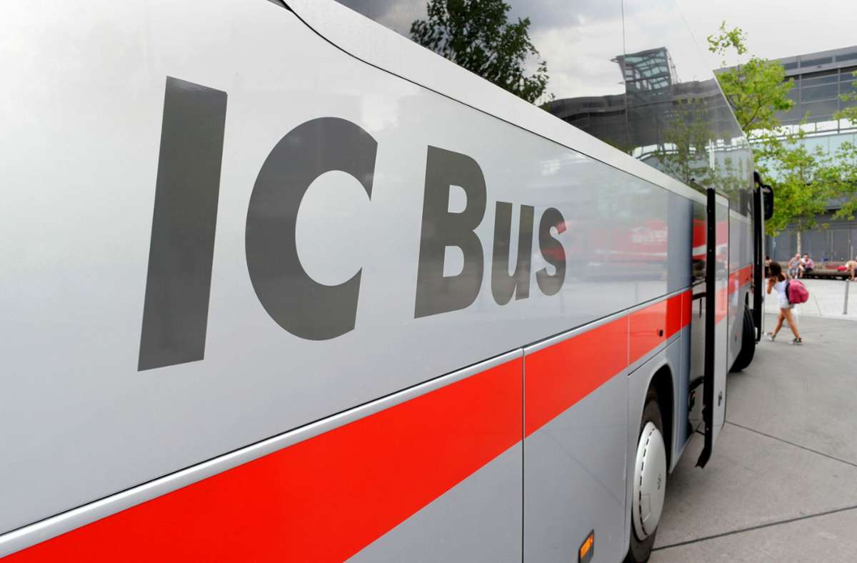 Nur noch bis Jahresende: Die Deutsche Bahn gibt Fernbusse auf –  Chance für Flixbus