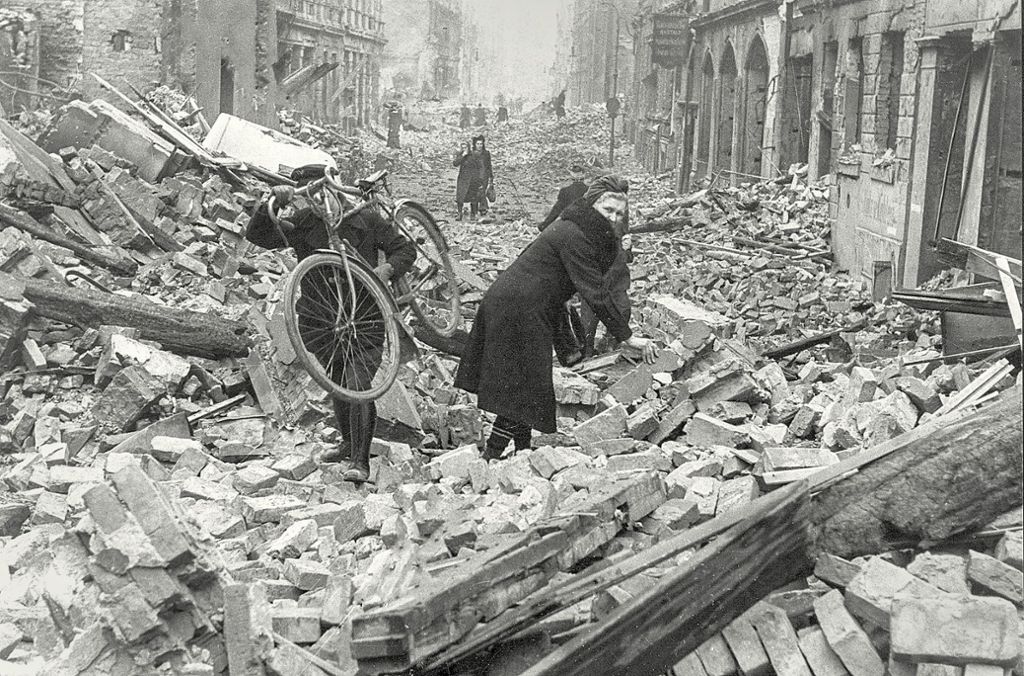 Berlin im Jahr 1945: Häuserreste blockieren die Straßen.