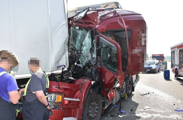 Unfall auf A6 bei St. Leon-Rot: Lkw-Fahrer kommt ums Leben – Autobahn voll gesperrt
