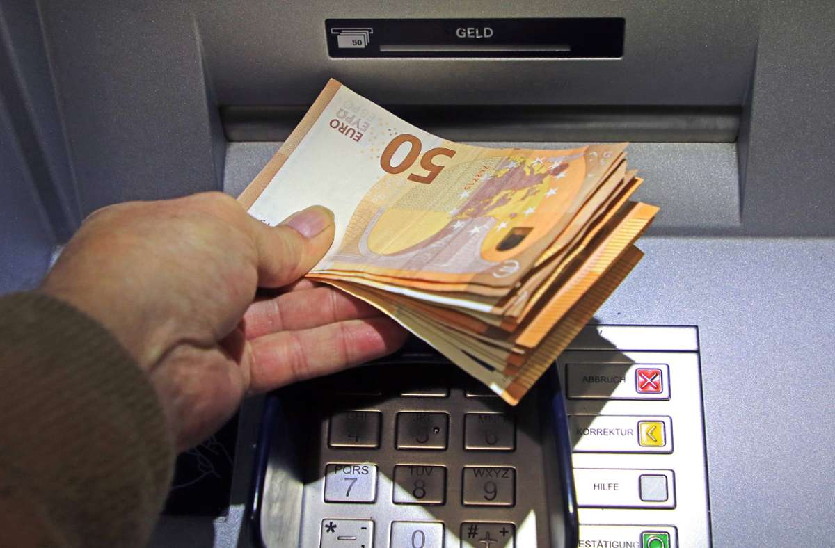 Filial- und Geldautomatensterben: Ältere dürfen beim Banking der Zukunft nicht auf der Strecke bleiben