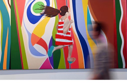 Auf der Art Karlsruhe gibt es jedes Jahr viel bunte Kunst zu sehen, wie etwa das Werk „Family walking into stripes“ von Bel Borba. 2021 fällt der Kunst-Treff aber aus. Foto: dpa/Uli Deck