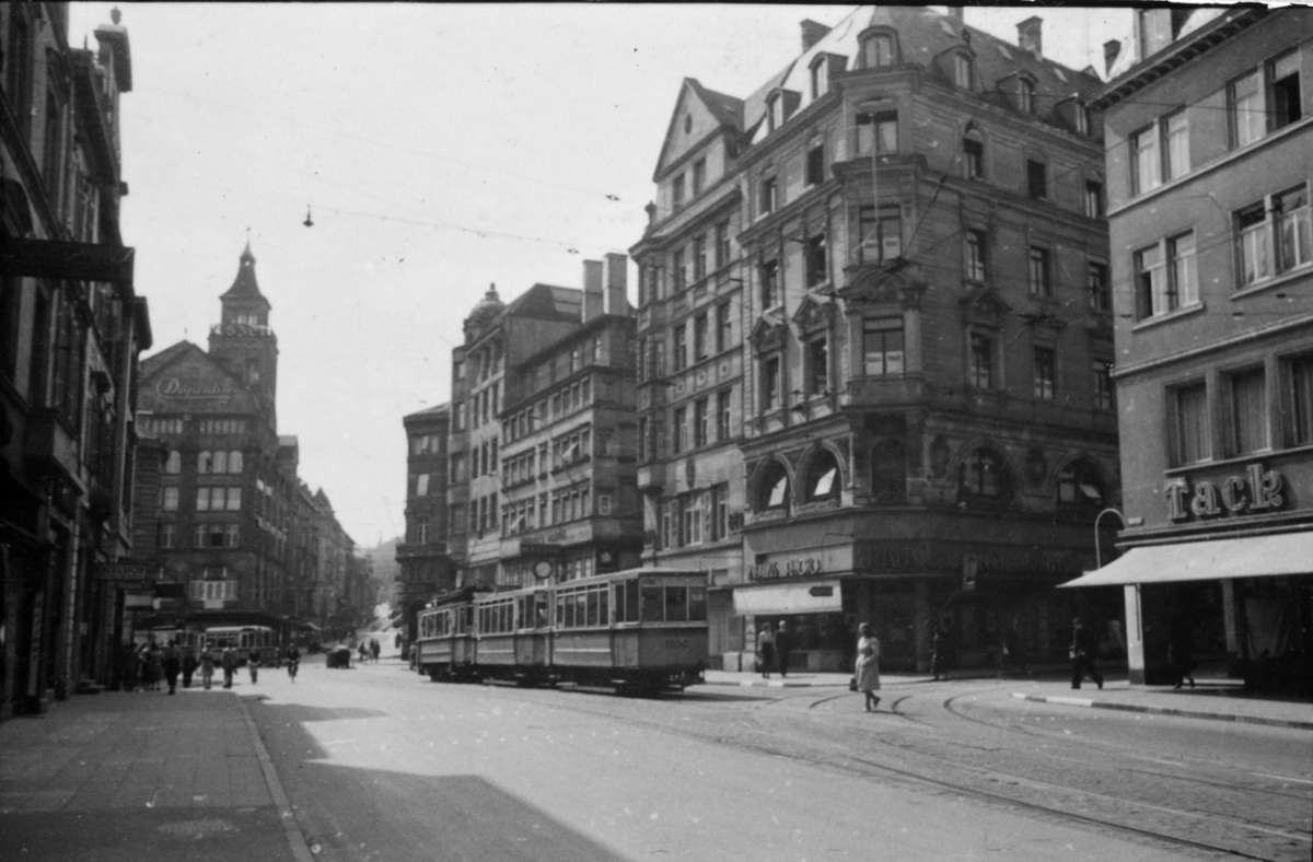 Busse und Straßenbahnen in Stuttgart 1942: Verdunkelte Bahnen, leuchtende Haltestellen