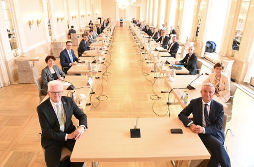 Das ist die im Mai vor einem Jahr frisch installierte Landesregierung bei ihrer ersten Kabinettssitzung. Sie fand  im Neuen Schloss in Stuttgart statt. Foto: dpa/Bernd Weißbrod