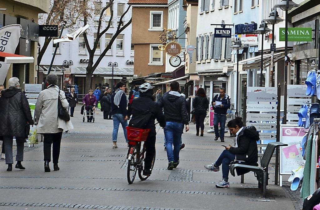 Eigentlich muss in der Marktstraße geschoben werden – ADFC fordert Ausbau der Radwege: Radler ignorieren Fußgängerzone in Cannstatt