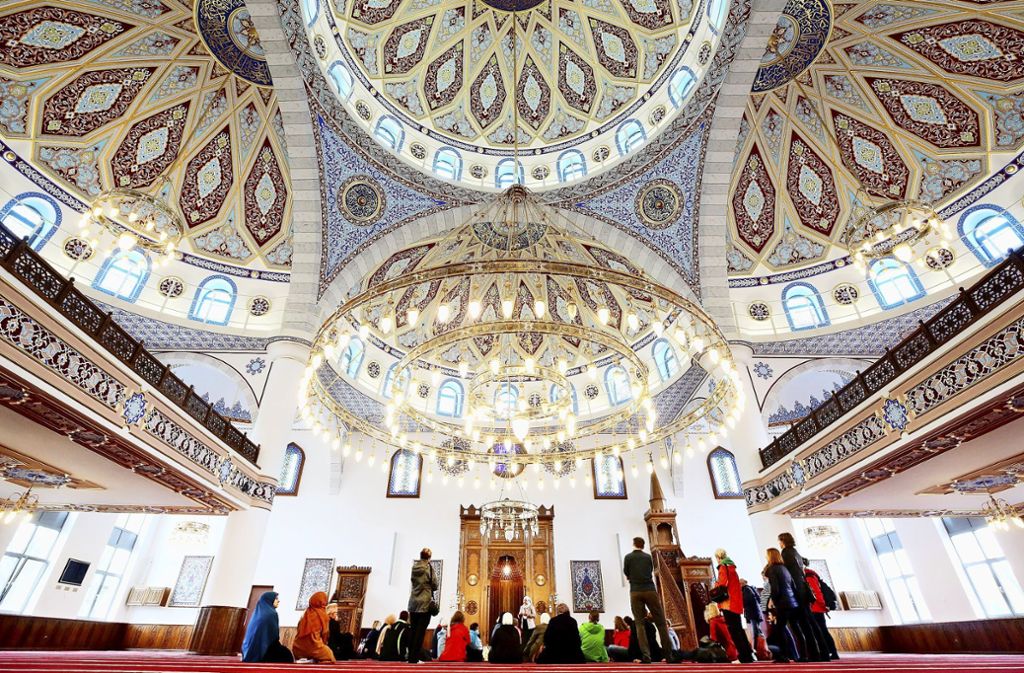 Islamische Gemeinden in Deutschland: Seehofer: Moscheen in die Mitte holen