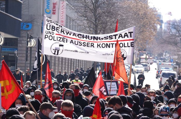 Stuttgart: Demonstrierende ziehen durch Innenstadt – Stimmung aufgeheizt