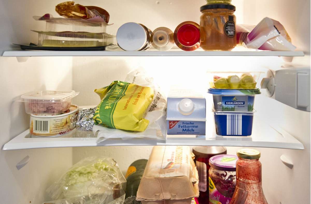 So darf  es im Kühlschrank nicht aussehen, wenn die Lebensmittel länger halten sollen. Welche Produkte im Kühlschrank in welches Fach gehören, sehen Sie in der Bildergalerie.