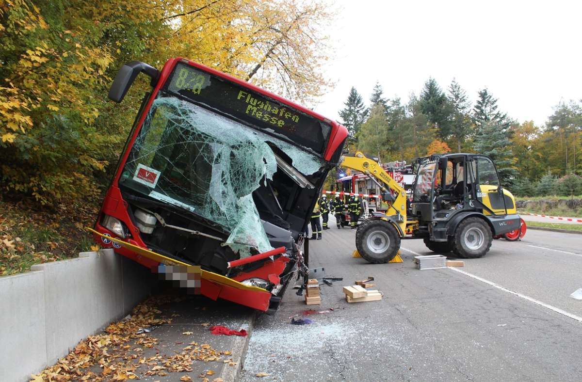 Unfall in Dettenhausen: Radlader kracht in Linienbus – Busfahrer ringt mit dem Tod